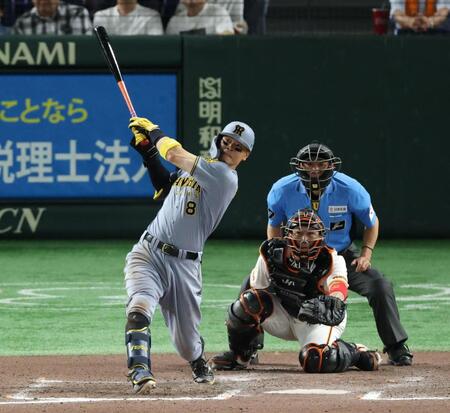 　１１回、勝ち越し２ランを放つ佐藤輝（撮影・金田祐二）