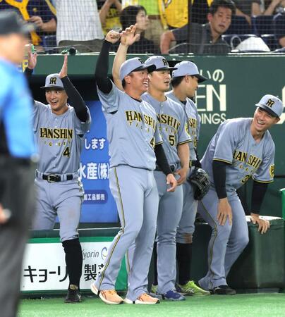 　１１回、坂本の２ランにガッツポーズの村上（中央）＝撮影・西岡正