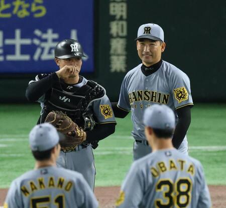 　坂本と笑顔の岩崎（撮影・金田祐二）