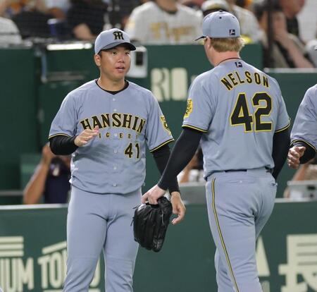 　１０回、ピンチをしのいだネルソン（右）を迎える村上（撮影・西岡正）