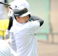 　気合の入った表情でティー打撃を行う大山（撮影・西田忠信）