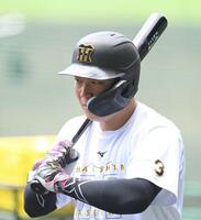 　真剣な表情で打撃練習する大山（撮影・西田忠信）