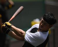 　打撃練習する佐藤輝（撮影・西田忠信）