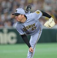 　巨人打線を相手に力投する村上（撮影・西岡正）