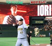 　試合前、キャッチボールをする村上（撮影・田中太一）