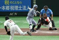 　７回、見逃し三振に倒れる代打・糸原（撮影・金田祐二）