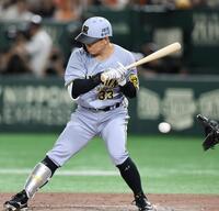 　７回、満塁の好機で見逃し三振に倒れる糸原（撮影・田中太一）