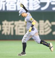 　１１回、先制２ランを放ち、ガッツポーズで本塁へ向かう佐藤輝（撮影・西岡正）