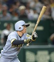 　６回、二塁打を放つ近本（撮影・西岡正）