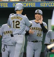 　１１回、２ランを放った坂本（左）を祝福する藤川監督（撮影・西岡正）