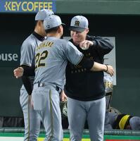 　藤川監督に祝福されるネルソン（撮影・金田祐二）