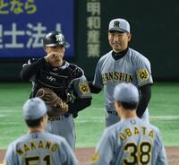 　坂本と笑顔の岩崎（撮影・金田祐二）