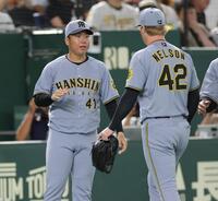 　１０回、ピンチをしのいだネルソン（右）を迎える村上（撮影・西岡正）