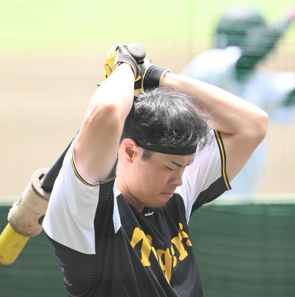 　体をほぐす佐藤輝（撮影・西田忠信）