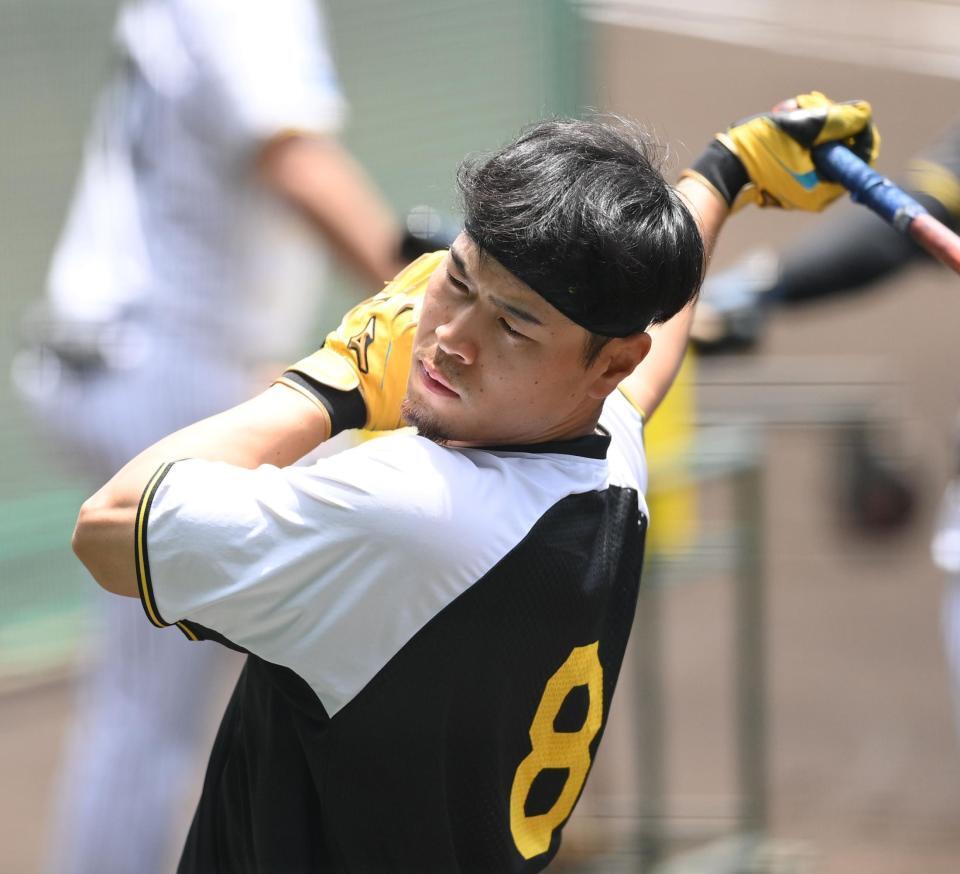 　打撃練習に取り組む佐藤輝（撮影・西田忠信）