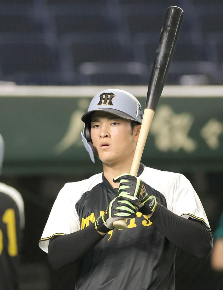 　打撃練習に臨む高寺（撮影・西岡正）