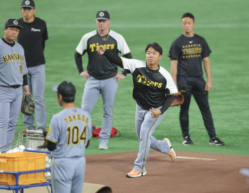 　マウンドの感触を確かめる村上（撮影・西岡正）