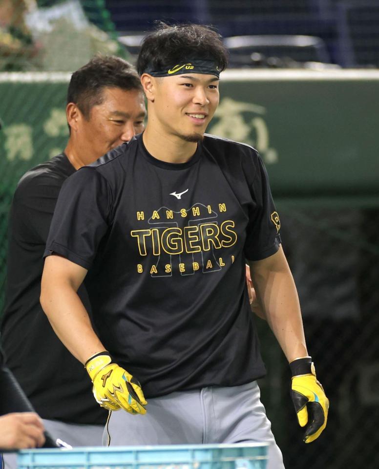 　リラックスした表情で練習する佐藤輝（撮影・西岡正）