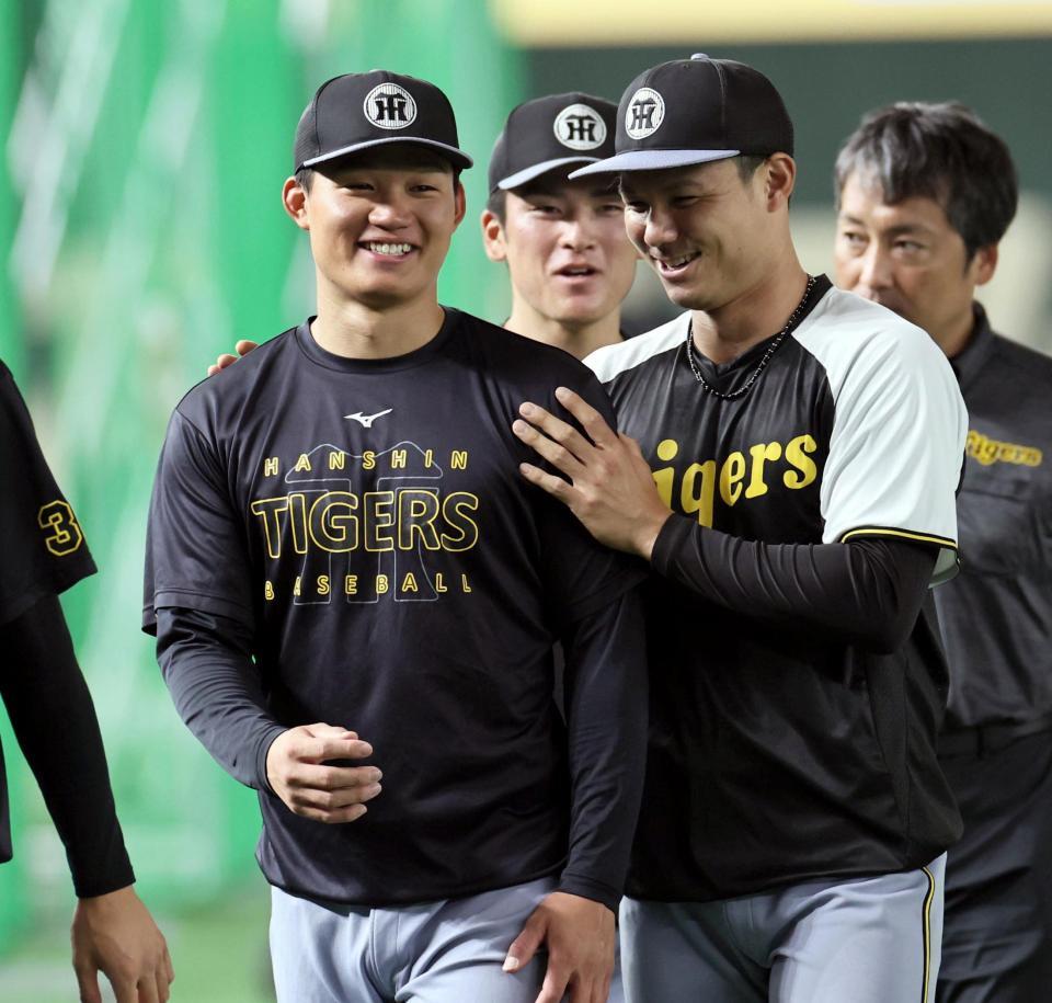 　栄枝（右）と話しながら移動する森下（撮影・田中太一）