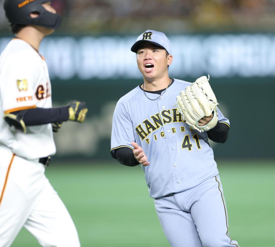 　５回、山崎（左）を投ゴロに打ち取ってピンチをしのぎ、声を上げる村上（撮影・西岡正）