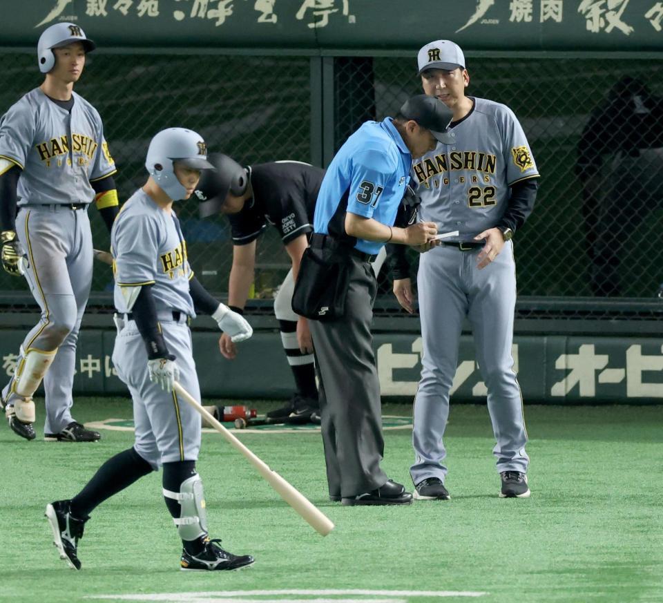 　７回、代打・糸原が三振に倒れ厳しい表情で選手交代を告げる藤川監督（撮影・金田祐二）