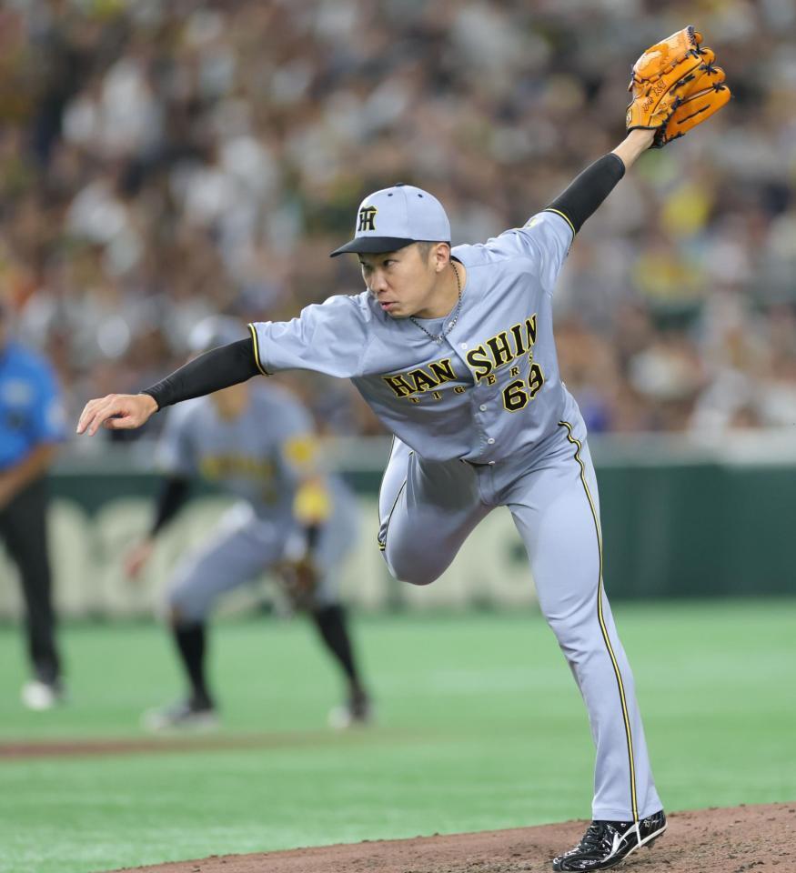 　８回に登板し力投する石井（撮影・西岡正）