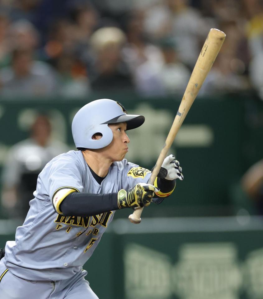 　６回、二塁打を放つ近本（撮影・西岡正）