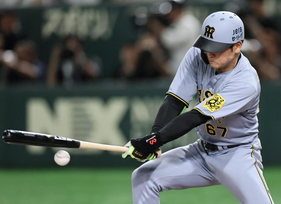 　７回、山崎が投じたボールがバットに２度当たりファウルとなる高寺（撮影・田中太一）