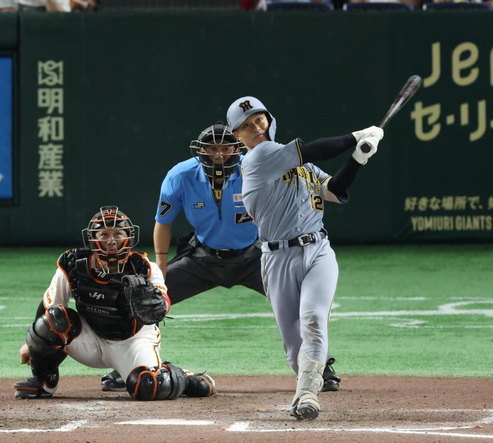 　１１回、左越え２ランを放つ坂本（撮影・金田祐二）