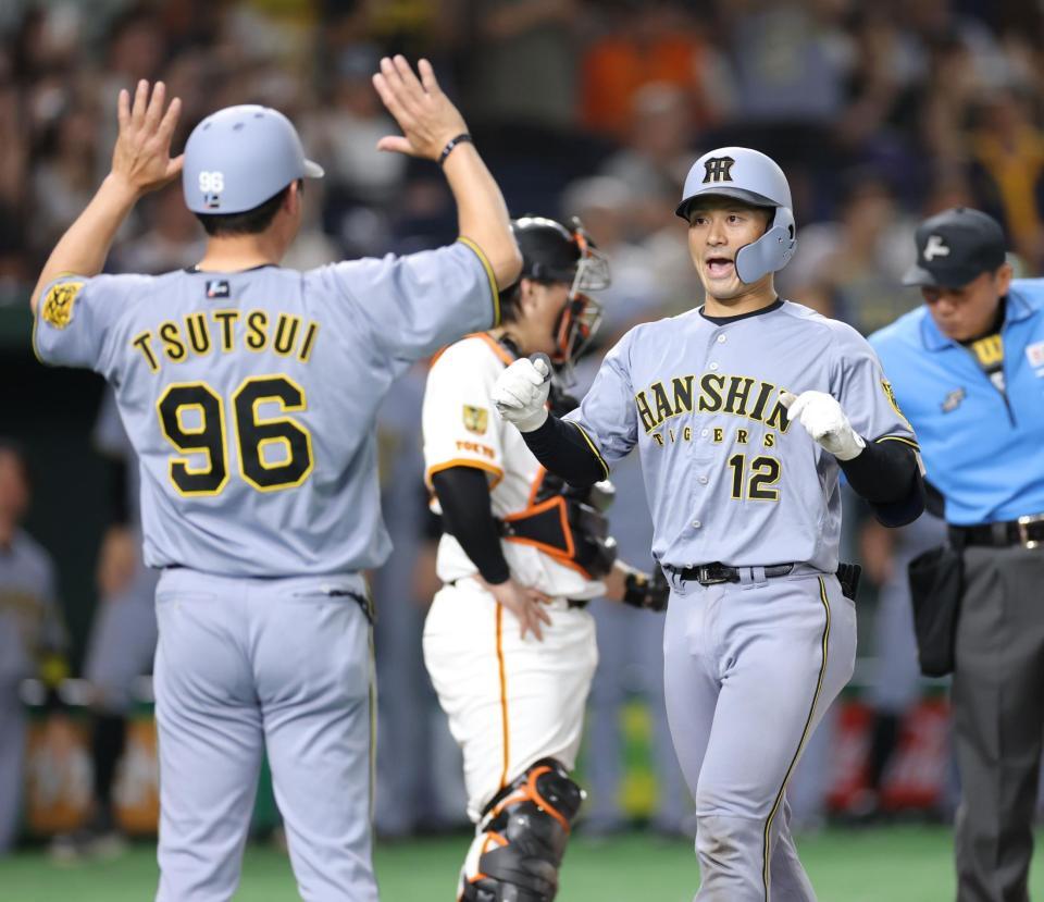 　１１回、２ランを放ち、生還する坂本（撮影・西岡正）