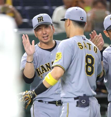 　巨人に勝利し、佐藤輝（右）とタッチを交わす藤川監督（撮影・西岡正）