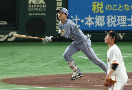 阪神・小幡竜平が先制の1号ソロ 東京ドームの右翼席中段まで運ぶ