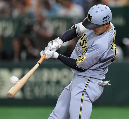 　２回、ソロを放つ小幡（撮影・田中太一）