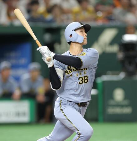 　２回、右越えに先制ソロを放つ小幡（撮影・西岡正）