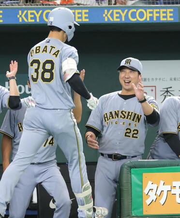 　２回、先制ソロを放った小幡（左）を迎える藤川監督（撮影・西岡正）