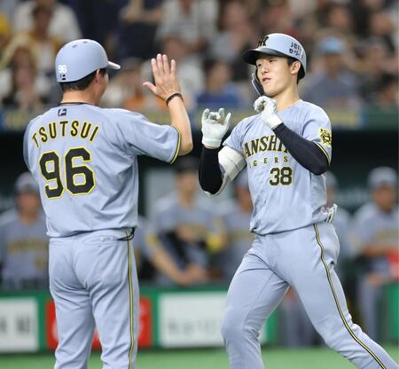 　２回、先制ソロを放ち、生還する小幡（撮影・西岡正）