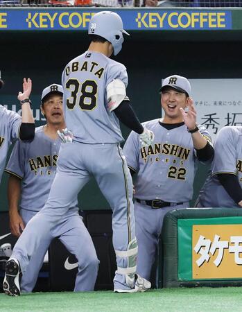 　２回、先制ソロを放った小幡を迎える藤川監督