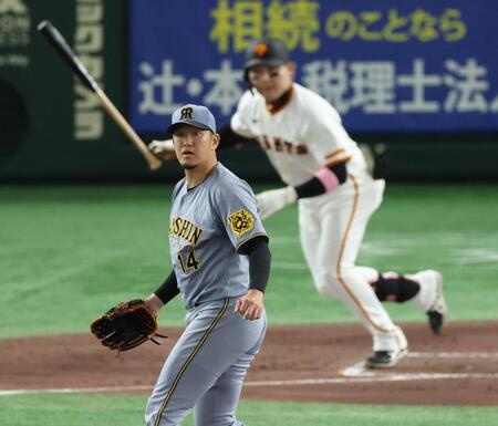 　４回、丸に中前適時打を浴びる岩貞（撮影・金田祐二）