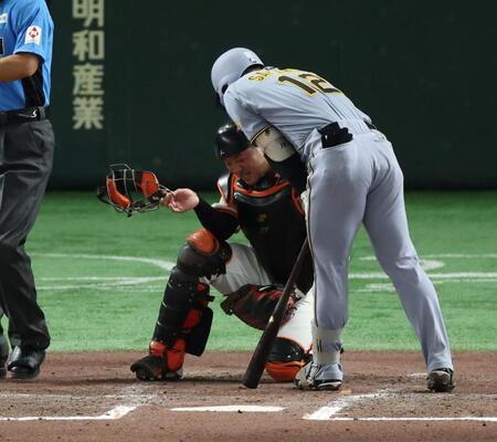 　６回、ファウルチップが当たった岸田を心配する坂本（撮影・金田祐二）