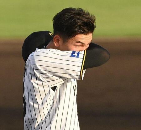 　１回、汗をぬぐう今朝丸（撮影・西田忠信）