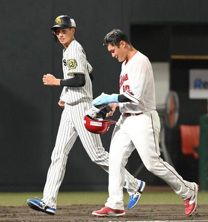 　ソフトバンクのヘルメットで三塁コーチを務めた今朝丸。右は田村（撮影・西田忠信）