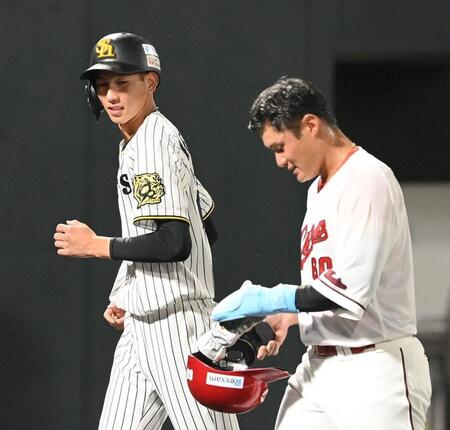 　ソフトバンクのヘルメットで三塁コーチを務めた今朝丸。右は田村（撮影・西田忠信）