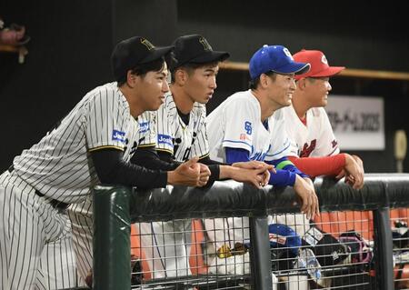 　ベンチで言葉を交わす（左から）工藤、今朝丸、草加、高（撮影・西田忠信）