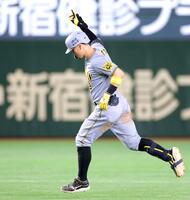 　１１回、２ランを放ち、ガッツポーズで本塁へ向かう佐藤輝（撮影・西岡正）