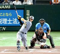 　２ランを放つ佐藤輝（撮影・金田祐二）