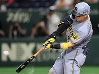 　１１回、２ランを放つ佐藤輝（撮影・田中太一）