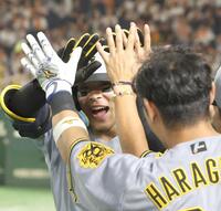 　１１回、２ランを放った佐藤輝はナインと喜び合う（撮影・田中太一）