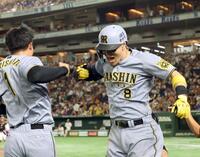 　１１回、２ランを放った佐藤輝は森下と歓喜する（撮影・田中太一）