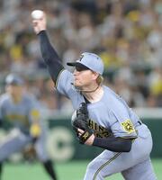 　１０回に登板し力投するネルソン（撮影・西岡正）