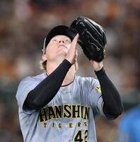 　１０回、巨人打線を無失点に抑えグラブをたたくネルソン（撮影・田中太一）